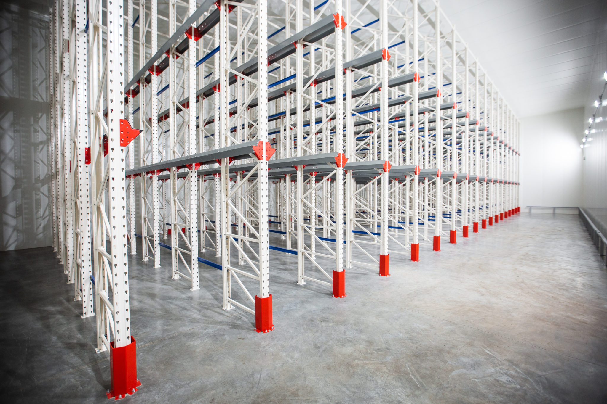 Warehouse Cantilever Racking Systems for storage Aluminum Pipe or profiles. Pallet Rack and Industrial Warehouse Racking. Steel profiles.